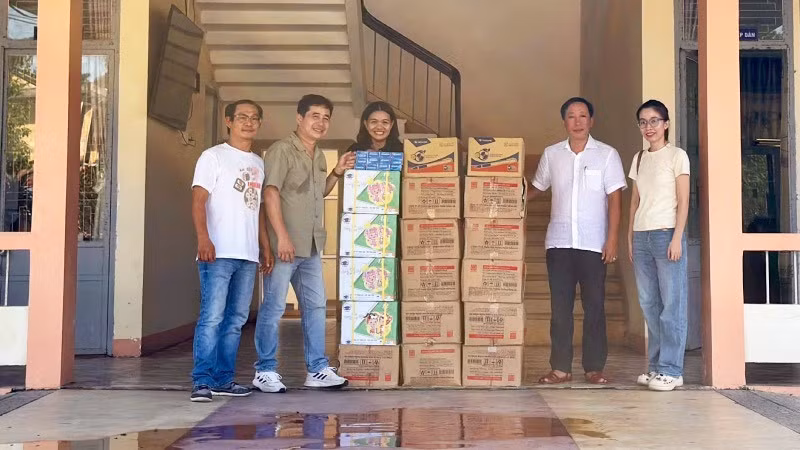 Lãnh đạo xã Quảng Điền thay mặt các trường học vùng ngập lụt trên địa bàn tiếp nhận 3.000 quyển vở và 2.000 cây viết từ phóng viên báo Nhân Dân và các mạnh thường quân.