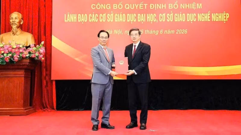 Giáo sư, Tiến sĩ, bác sĩ Nguyễn Vũ Quốc Huy được Bộ trưởng Giáo dục và Đào tạo Hoàng Minh Sơn trao quyết định Quyền Giám đốc Đại học Huế ngày 5/6/2026.
