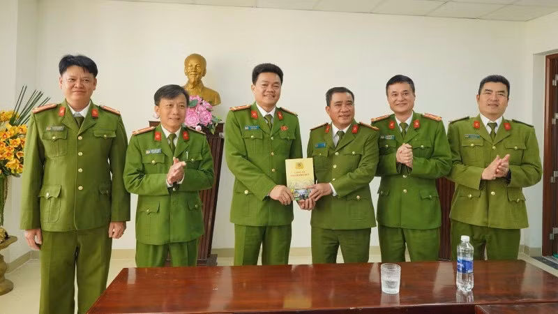 Đại tá Hồ Xuân Phương (thứ ba từ phải qua) khen thưởng tập thể PC03 Công an thành phố Huế.
