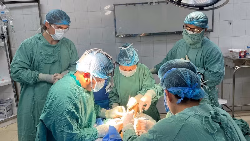Ca phẫu thuật kéo dài hơn 4 giờ để nối bàn chân bị đứt lìa. (Ảnh do kíp phẫu thuật cung cấp)