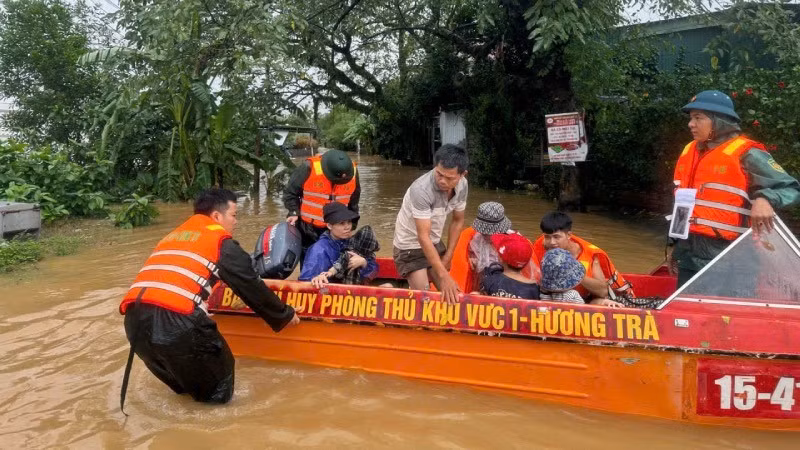 Người dân Huế được kêu gọi tuân thủ nghiêm mệnh lệnh sơ tán, không chủ quan, chủ động các biện pháp ứng phó nhằm bảo vệ an toàn tính mạng và tài sản.