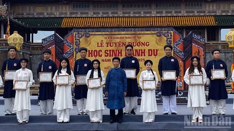 384 học sinh tiêu biểu ở Huế được vinh danh "Học sinh tiêu biểu toàn trường".
