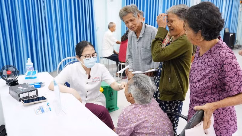 Thành phố Huế đã phát động chương trình khám sức khỏe định kỳ và khám sàng lọc miễn phí cho người dân trên địa bàn giai đoạn 2026-2030 vào sáng nay (1/7).