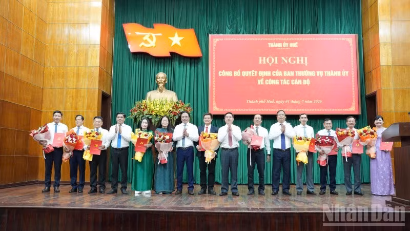 Lãnh đạo thành phố tặng hoa chúc mừng các đồng chí được điều động, bổ nhiệm đợt này. 