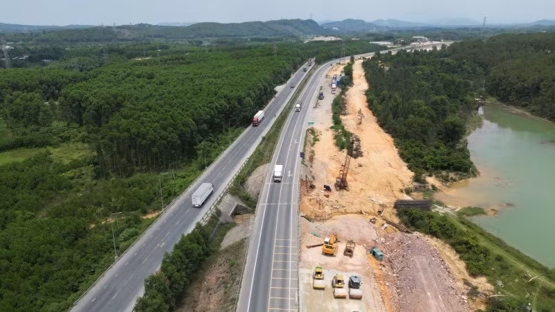 Tuyến cao tốc Cam Lộ-La Sơn (hai làn xe) đang vừa khai thác vừa thi công mở rộng lên bốn làn.