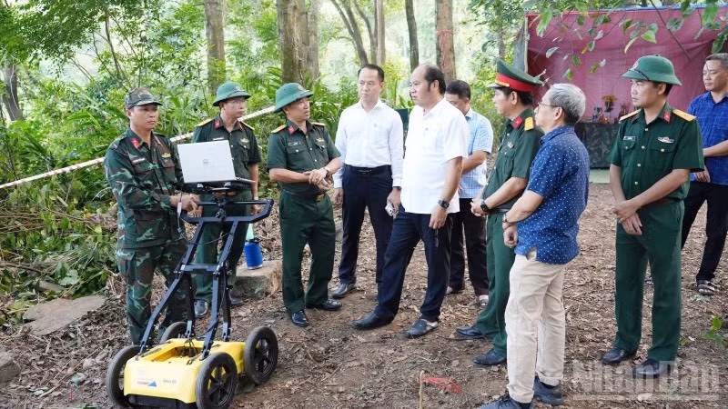 Ông Nguyễn Văn Mạnh thăm, chỉ đạo triển khai tìm kiếm. (Ảnh: Tiến Bốn) 
