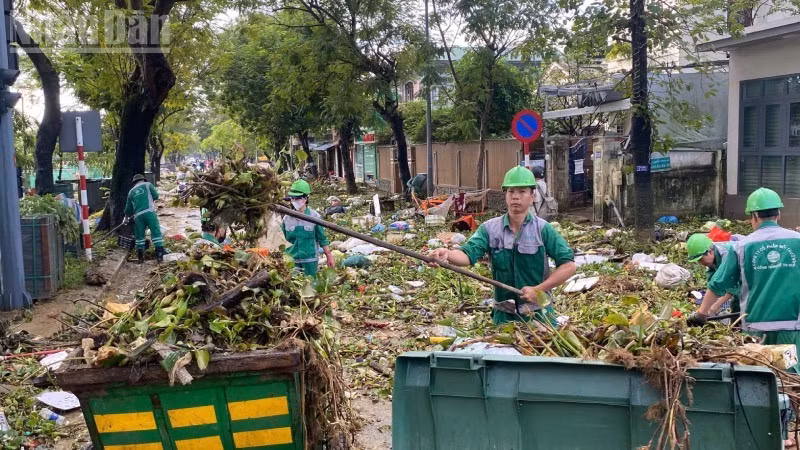 Nước lũ rút để lại một lượng rác thải khổng lồ.