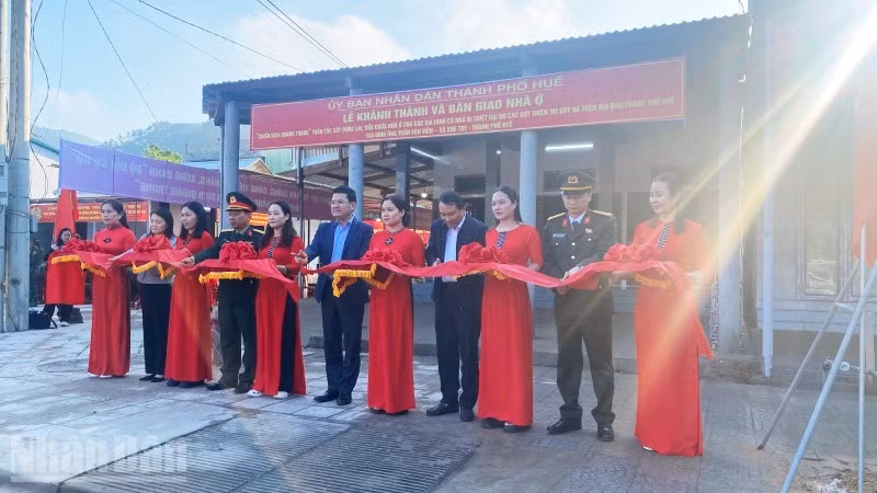 Ủy ban nhân dân thành phố Huế tổ chức lễ khánh thành và bàn giao 3 căn nhà tại xã Khe Tre vào sáng nay 10/1.