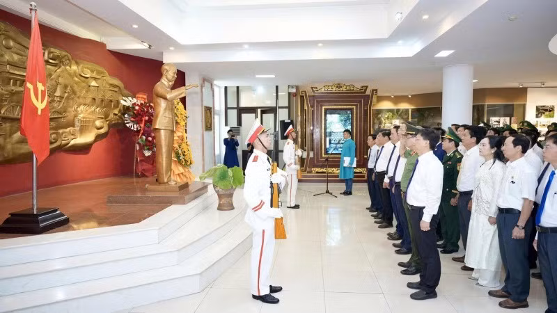 Lãnh đạo thành phố Huế dâng hoa tưởng niệm Chủ tịch Hồ Chí Minh tại Bảo tàng.