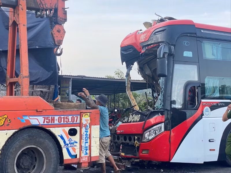 Đầu xe khách biến dạng sau va chạm.