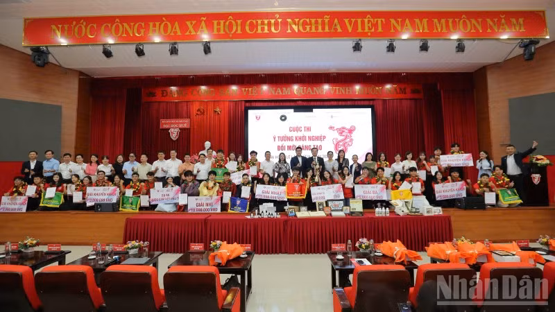 Tám dự án xuất sắc được lựa chọn vào chung kết, trình bày ý tưởng trước Ban Giám khảo và các nhà đầu tư. (Ảnh: QUANG TIẾN)