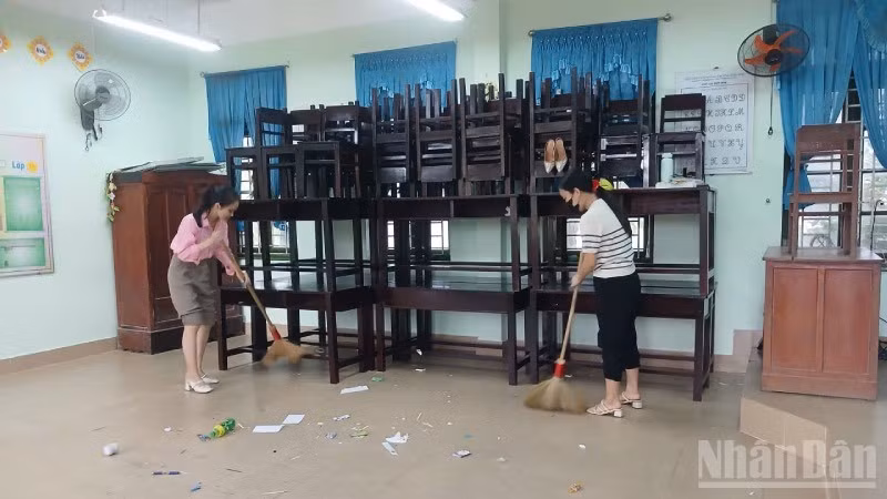 Giáo viên phường Hóa Châu vệ sinh, chủ động kê cao, bảo vệ trang thiết bị dạy, học trước mưa bão.
