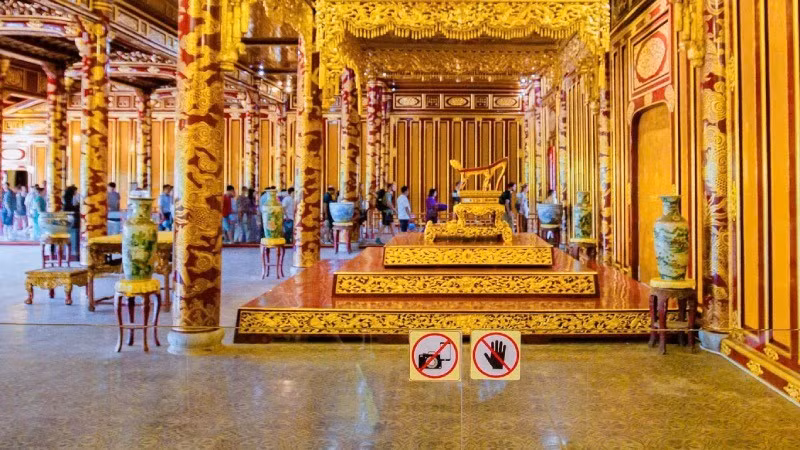 Ngai vua triều Nguyễn đã được bảo vệ sau hành lang bằng kính