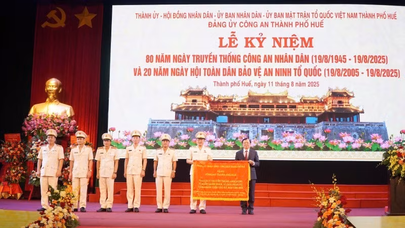 BÍ thư Thành ủy Lê Trường Lưu trao tặng bức trướng có dòng chữ "Phát huy truyền thống anh hùng vì nước quên thân, vì dân phục vụ, vững bước tiến vào kỷ nguyên mới" cho Công an thành phố Huế.