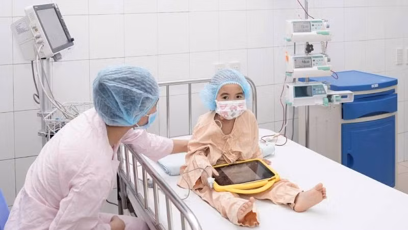 Bệnh nhi P.T.M.D đã được ghép tủy, trên đà hồi phục. (Ảnh: Bệnh viện Trung ương Huế)