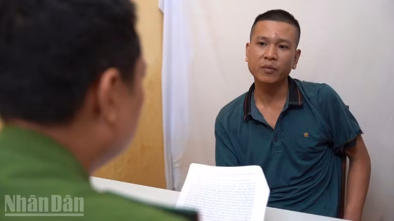 Đối tượng Lê Đức Hạnh tại cơ quan điều tra.