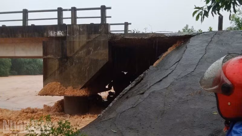 Một chiếc cầu bị nước lũ làm sụt mố ở xã Khe Tre.