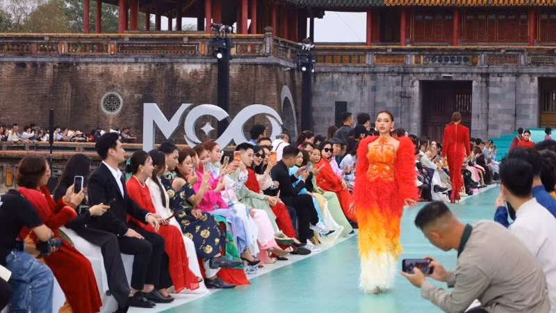 72 thí sinh tham gia cuộc thi sắc đẹp Miss Cosmo 2025 chiều nay đã sải bước trước Ngọ Môn Đại Nội Huế.