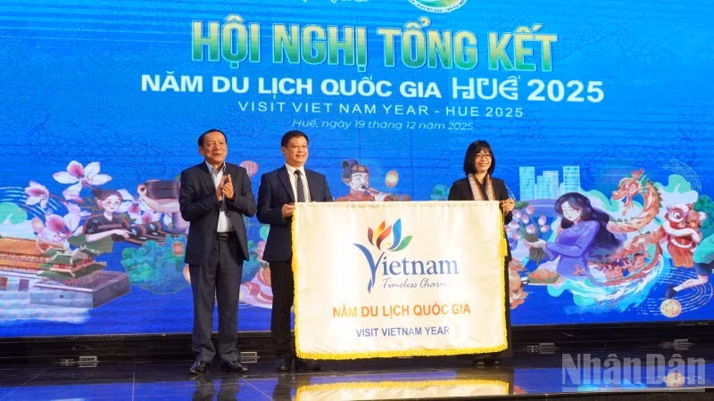 Gia Lai nhận cờ đăng cai Năm du lịch quốc gia 2026.