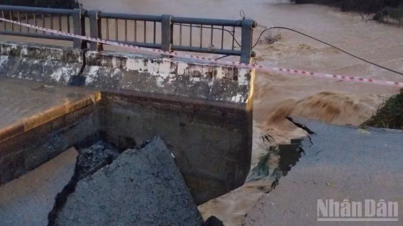 Mố cầu Phú Mậu trên tỉnh lộ 14B đã bị sập hoàn toàn vào lúc 5 giờ 30 phút ngày 3/11.