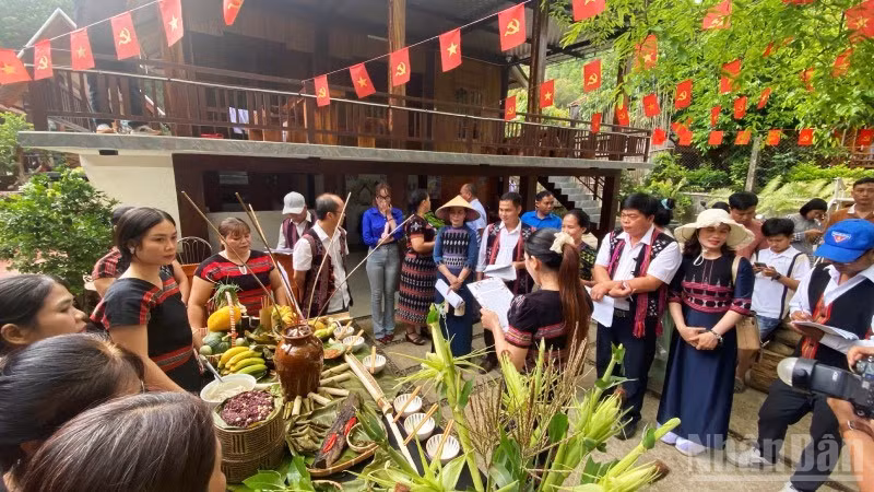 Một số du khách cùng chủ homestay cùng thực hiện mâm cơm đồng bào để dự thi trong kỳ nghỉ ở làng du lịch thác A Nôr, A Lưới 1.