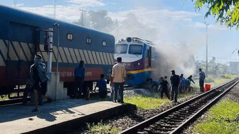 Tàu SE4 gián đoạn hành trình do sự cố ở đầu máy.