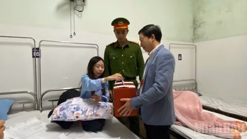 Bệnh nhân ở Bệnh viện trường Đại học Y dược Huế thực hiện quyền công dân tại giường bệnh.