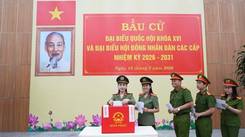 Cán bộ, chiến sĩ Công an thành phố Huế hoàn thành việc bỏ phiếu.