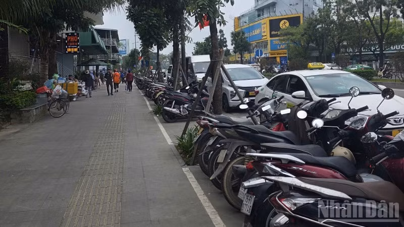 Phường Thuận Hóa cấm để xe máy trên hè ở nhiều tuyến đường trung tâm.