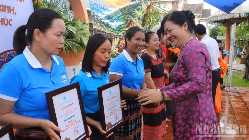 Chủ tịch Hội liên hiệp Phụ nữ thành phố trao chứng nhận cho hội viên tham gia gian hàng. (Ảnh: QT)