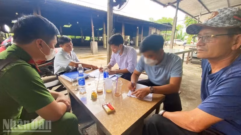 Ông Kệ chủ lò mổ làm việc với cơ quan chức năng. 