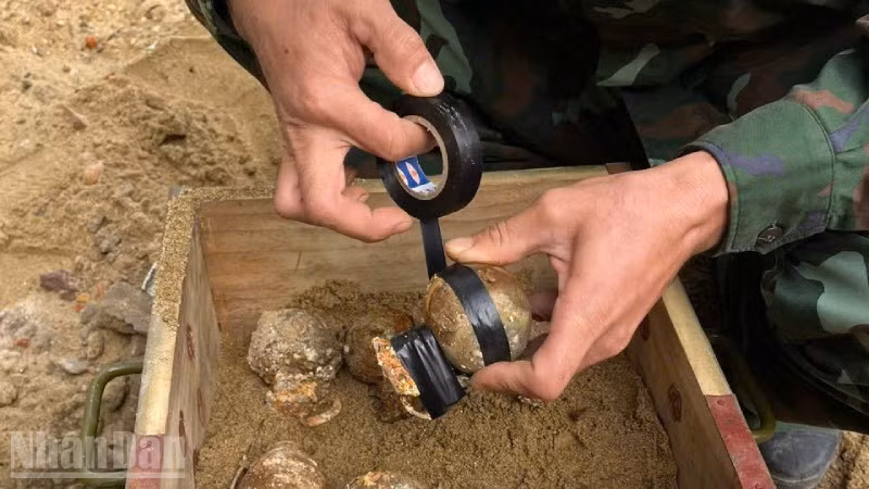 Lực lượng công binh xử lý số bom đạn vừa phát lộ.