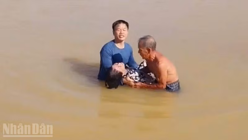 Thượng tá Lê Diệt cùng người dân cứu bà TTL trên sông Hương sáng 2/10. (Ảnh: Q.T)