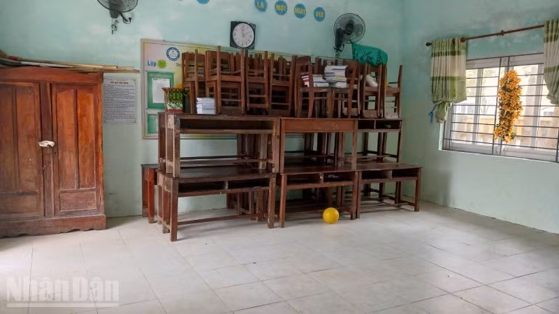 Trường học ở phường Hóa Châu đã chủ động kê cao bàn ghế, bảo vệ tài sản nhà trường trước mưa lụt.