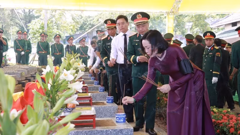 Các đại biểu đã dâng hoa, dâng hương, dành phút mặc niệm tưởng nhớ và tri ân các anh hùng liệt sĩ.