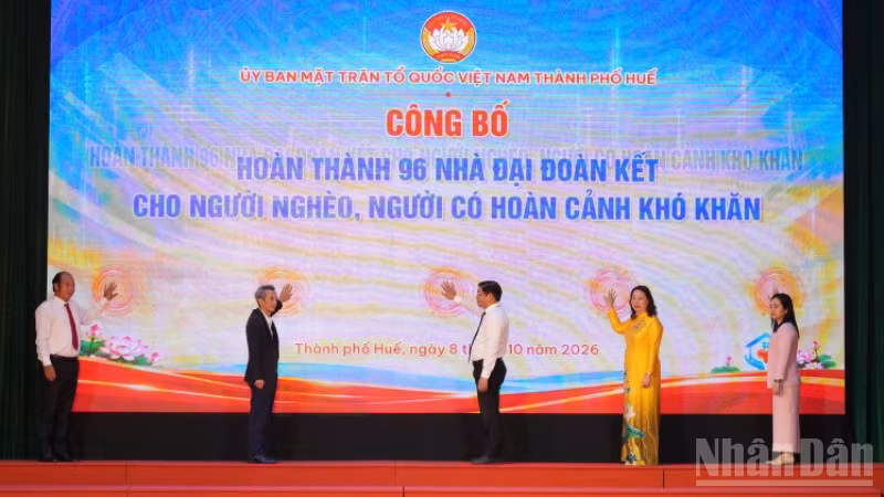 Tại Lễ phát động, Ủy ban Mặt trận Tổ quốc Việt Nam thành phố Huế đã công bố hoàn thành 96 nhà đại đoàn kết cho người nghèo, người có hoàn cảnh khó khăn. (Ảnh: Q.T)