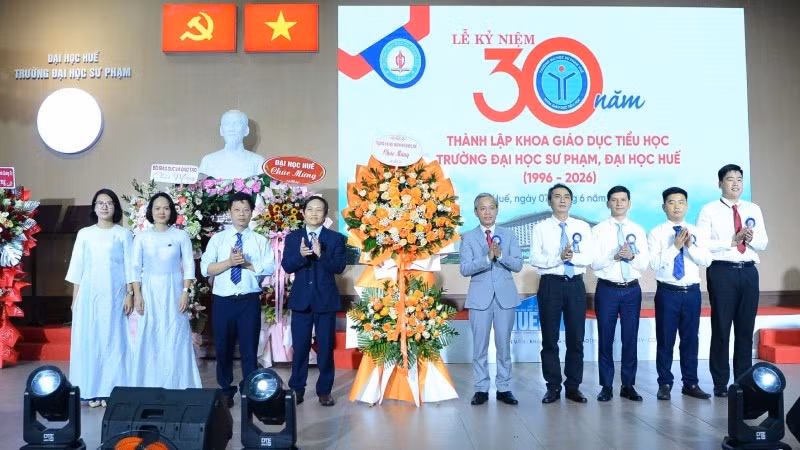 Khoa Giáo dục tiểu học, Trường đại học sư phạm Huế hiện có 21 cán bộ, giảng viên. Trong 30 năm qua đã đào tạo, bồi dưỡng hàng nghìn giáo viên tiểu học cho khu vực miền trung-Tây Nguyên và cả nước.
