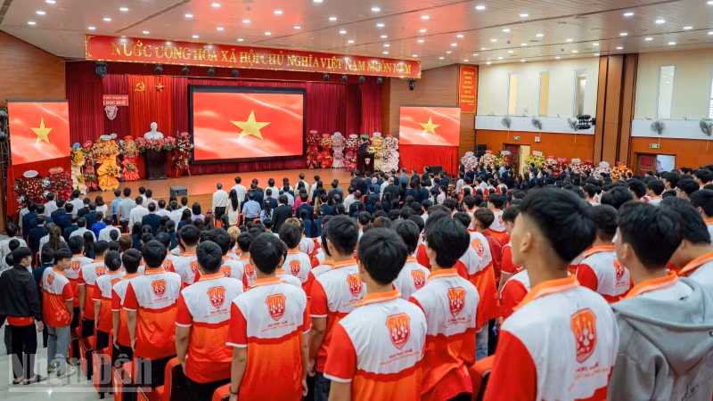 Sáng 16/10, Đại học Huế công bố quyết định thành lập Trường Kỹ thuật và Công nghệ. (Ảnh: Quang Tiến)