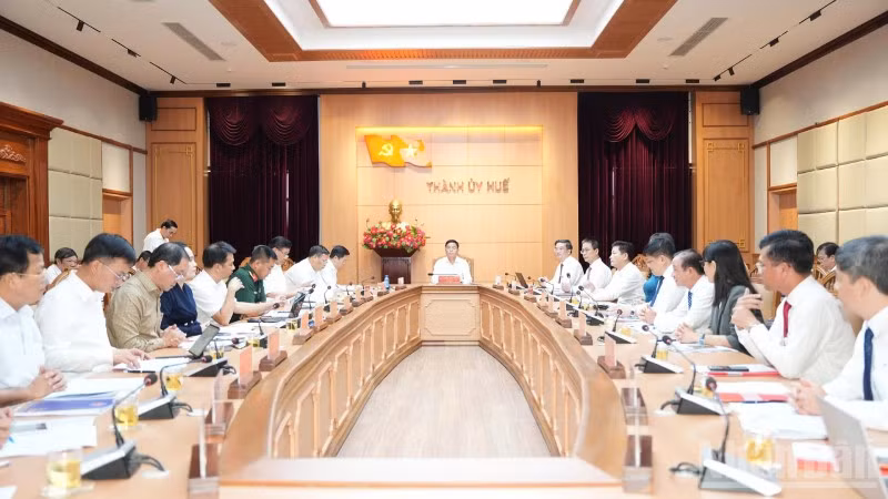Thường trực Thành ủy Huế thống nhất các định hướng hợp tác, nhằm phát huy tiềm năng, thế mạnh của Đại học Huế cho mục tiêu phục vụ phát triển kinh tế-xã hội thành phố. (Ảnh: THANH HOÀNG)