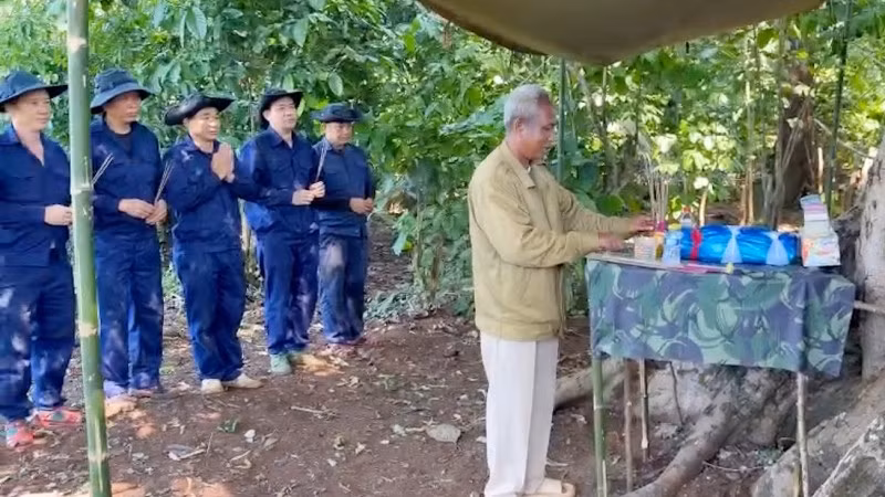 Hài cốt liệt sĩ chưa xác định danh tính hiện đã được đưa về khu vực đóng quân của Đội 192 để bảo quản, hương khói. (Ảnh: Bộ Chỉ huy quân sự thành phố cung cấp)