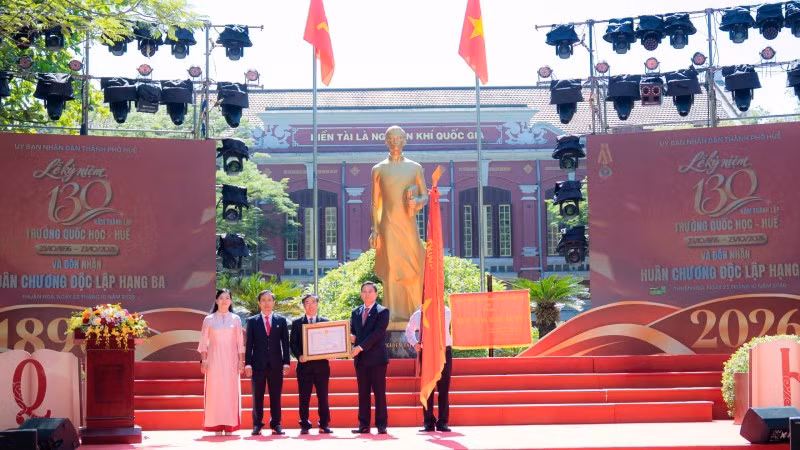 Bí thư Thành ủy Huế Nguyễn Đình Trung trao Huân chương Độc lập hạng Ba tặng Trường trung học phổ thông Chuyên Quốc Học. (Ảnh: ĐÌNH HOÀNG)