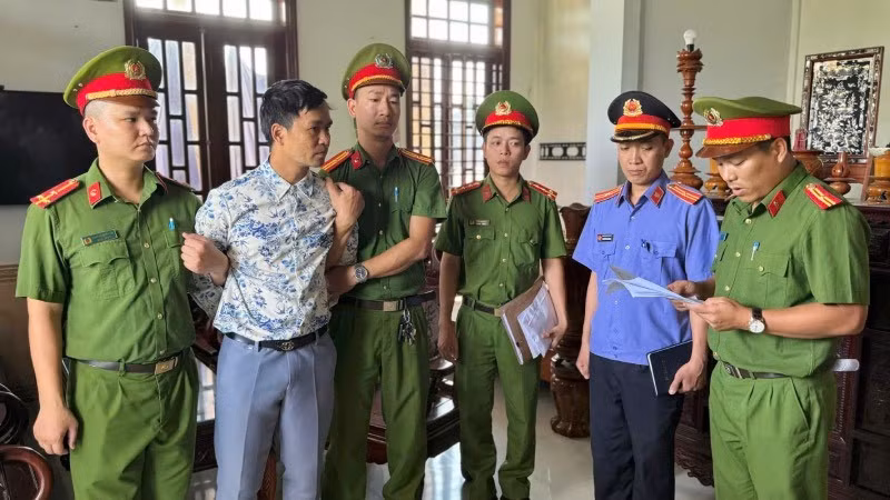 Đối tượng Mai Hoàng (áo hoa) đã bị khởi tố, bắt tạm giam.
