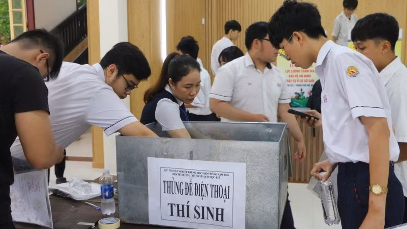 Huế lập tủ cất giữ điện thoại giúp thí sinh.