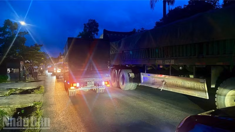 Xe tải lớn đậu đỗ một nửa lòng đường Hồ Chí Minh, nửa còn lại không đủ lưu thông hai làn nên thường xuyên bị ách tắc.