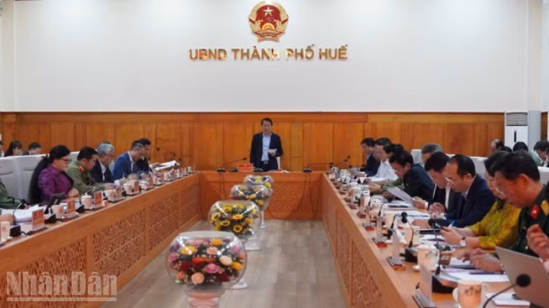 Đại tướng Lương Tam Quang làm việc với Ủy ban bầu cử thành phố Huế.
