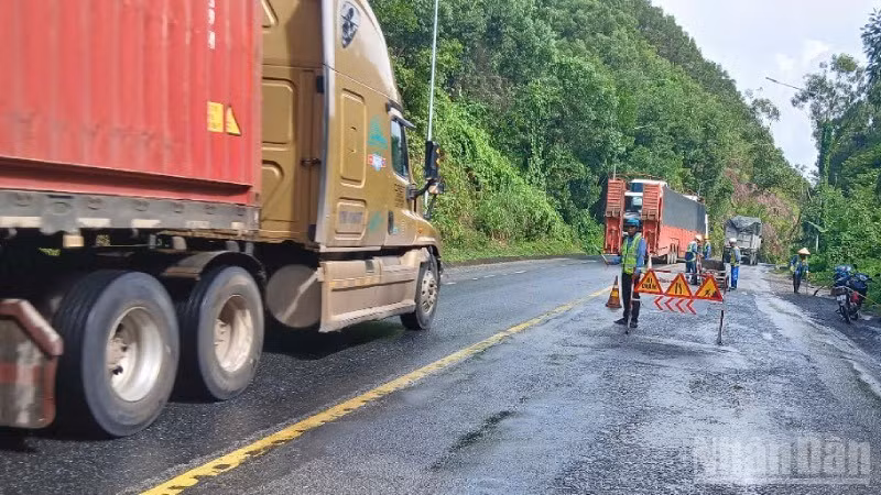 Đơn vị bảo trì đã cử lực lượng phân luồng, sửa chữa các điểm hư hỏng.