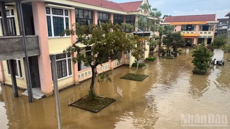 Sân trụ sở Đảng ủy phường Hóa Châu thường xuyên bị úng ngập khi trời mưa. (Ảnh: Q.Tiến) 