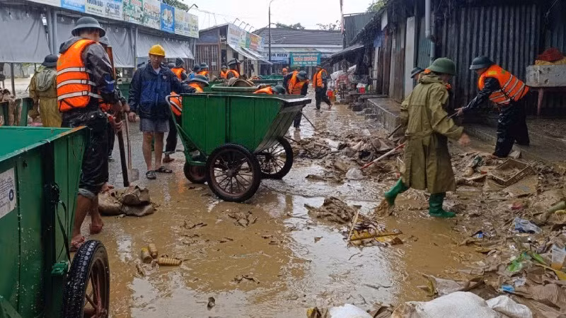 Bộ đội dọn vệ sinh sau lũ ở chợ Đông Ba.