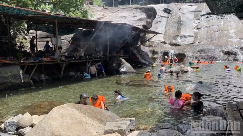 Ngày 3/6, có hai du khách gặp nạn khi đi chơi suối, một người bị đột quỵ, một người bị đuối nước.