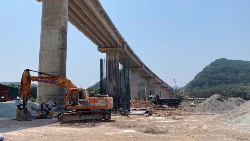 Cao tốc Cam Lộ-La Sơn đang thi công mở rộng, được cho là không an toàn khi lưu thông vào buổi tối.